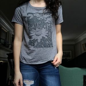 AEO gray flower photo t shirt